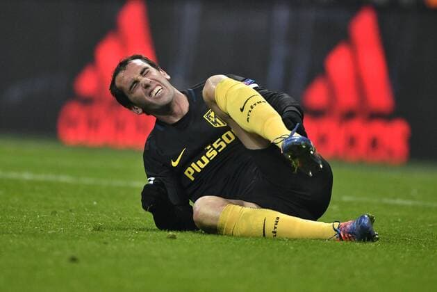 Diego Godin Atletico Madrid verletzt am Boden Champions League CL Gruppenphase FC Bayern München FCB vs Atletico Madrid 06.12.2016