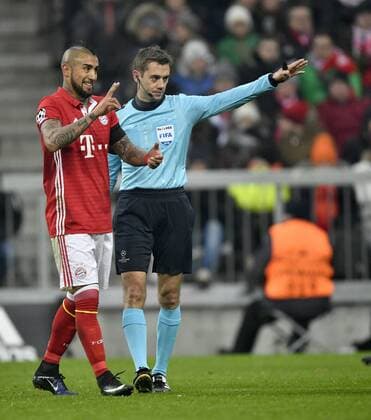 Schiedsrichter Referee Clement Turpin FRA Gestik, Geste zeigt Freistoß Arturo Vidal FC Bayern München freut sich Champions League CL Gruppenphase FC Bayern München FCB vs Atletico Madrid 06.12.2016