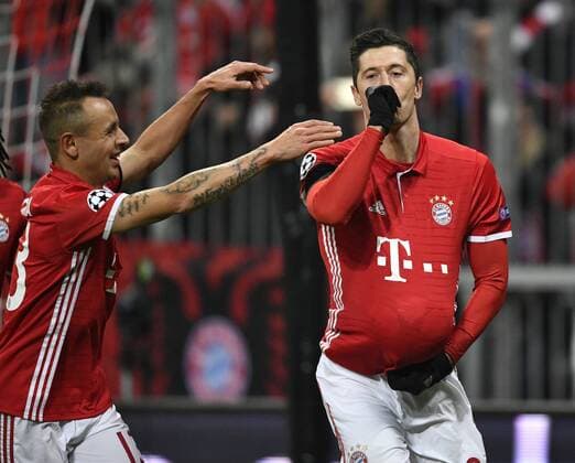 TOR zum 1:0 durch Robert Lewandowski FC Bayern München per Freistoß Torjubel schnappt sich Ball legt ihn unter Trikot Finger in Mund Babyjubel mit Rafinha FC Bayern München Champions League CL Gruppenphase FC Bayern München FCB vs Atletico Madrid 06.12.2016