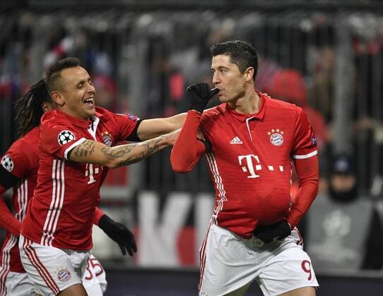 TOR zum 1:0 durch Robert Lewandowski FC Bayern München per Freistoß Torjubel schnappt sich Ball legt ihn unter Trikot Finger in Mund Babyjubel mit Rafinha FC Bayern München Champions League CL Gruppenphase FC Bayern München FCB vs Atletico Madrid 06.12.2016