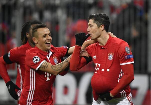 TOR zum 1:0 durch Robert Lewandowski FC Bayern München per Freistoß Torjubel schnappt sich Ball legt ihn unter Trikot Finger in Mund Babyjubel mit Rafinha FC Bayern München Champions League CL Gruppenphase FC Bayern München FCB vs Atletico Madrid 06.12.2016