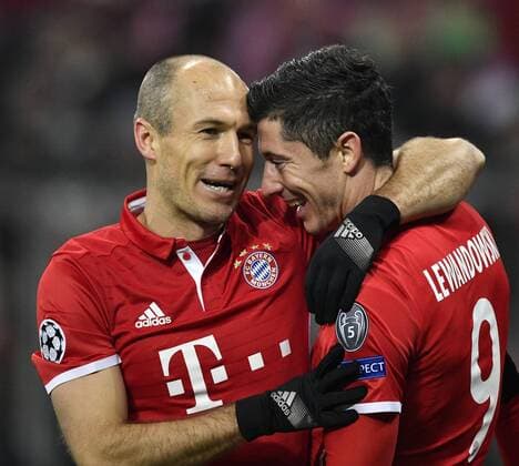 TOR zum 1:0 durch Robert Lewandowski FC Bayern München per Freistoß Torjubel mit Arjen Robben FC Bayern München Champions League CL Gruppenphase FC Bayern München FCB vs Atletico Madrid 06.12.2016
