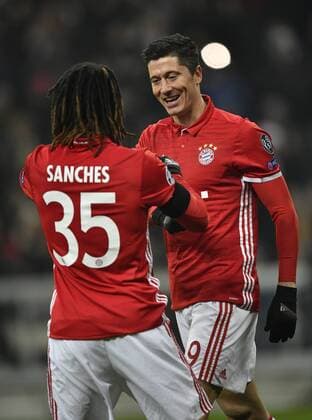 TOR zum 1:0 durch Robert Lewandowski FC Bayern München per Freistoß Torjubel mit Renato Sanches FC Bayern München Champions League CL Gruppenphase FC Bayern München FCB vs Atletico Madrid 06.12.2016