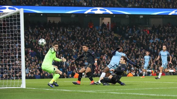 Fußball, CL, Manchester City - Celtic Glasgow Football - 2016 2017 UEFA Champions League - Group C: Manchester City vs. Celtic Kelechi Iheanacho of Manchester City has shot on goal during the match at the Ethihad Stadium. COLORSPORT LYNNE CAMERON 