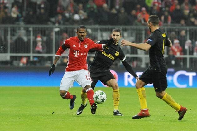 vl. Douglas Costa (FC Bayern Muenchen) und Koke (Atletico Madrid) , beim CL-Spiel zwischen FC Bayern Muenchen und Atletico Madrid am 06.12.2016. Munechen Copyright: xStuetzle xEibner-Pressefotox EP_wse