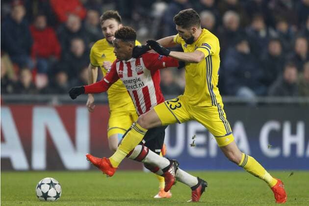 Fußball, CL, PSV Eindhoven - FK Rostow (L-R), Steven Bergwijn of PSV, Miha Hevlja of FK Rostovduring the UEFA Champions League group D match between PSV Eindhoven and FK Rostov on December 06, 2016 at the Philips stadium in Eindhoven, The Netherlands. PSV v FK Rostov UEFA Champions League 2016 2017 xVIxJeroenxPutmansxIVx 6715935