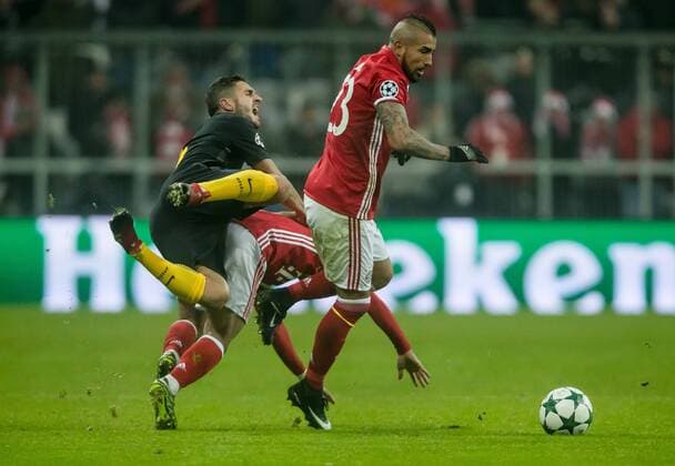 Munich, Germany 06.12.2016, UEFA Champions League - 2016 17 Season, Group D - Matchday 6, FC Bayern Muenchen - Atletico Madrid, Thiago Alcantara (FCB), Arturo Erasmo Vidal (FCB) und Koke (ATL) im Zweikampf ( DeFodi048