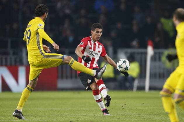 Fußball, CL, PSV Eindhoven - FK Rostow (L-R), Aleksandr Erokhin of FK Rostov, Hector Moreno of PSVduring the UEFA Champions League group D match between PSV Eindhoven and FK Rostov on December 06, 2016 at the Philips stadium in Eindhoven, The Netherlands. PSV v FK Rostov UEFA Champions League 2016 2017 xVIxJeroenxPutmansxIVx 6715939