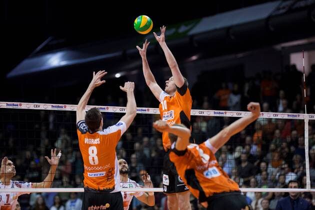 Berlin, Deutschland, 06.12.2016: Volleyball CEV Championsleague Saison 2016 2017 - Berlin Recycling Volleys - Cucine Lube Civitanova. Graham Vigrass (BR Volleys 8), Sebastian Kühner Kuehner (BR Volleys 10), Robert Kromm (BR Volleys 3)
