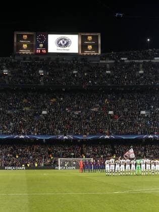 Bilder des Tages - SPORT Fußball, CL, FC Barcelona - Borussia Mönchengladbach Minute of silence in tribute to the victims of Chapecoenseduring the UEFA Champions League group C match between FC Barcelona Barca and Borussia Monchengladbach on December 06, 2016 at the Camp Nou stadium in Barcelona, Spain. FC Barcelona v Borussia Monchengladbach UEFA Champions League 2016 2017 xVIxxIVx 6716210