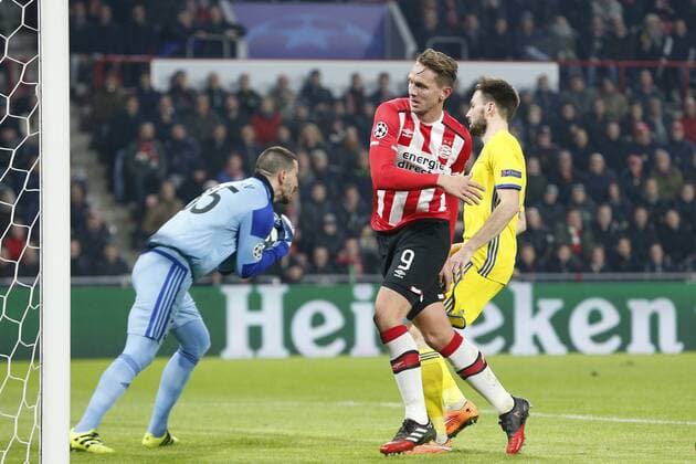 Fußball, CL, PSV Eindhoven - FK Rostow (L-R), Soslan Dzhanaev of FK Rostov, Luuk de Jong of PSVduring the UEFA Champions League group D match between PSV Eindhoven and FK Rostov on December 06, 2016 at the Philips stadium in Eindhoven, The Netherlands. PSV v FK Rostov UEFA Champions League 2016 2017 xVIxJeroenxPutmansxIVx 6716284