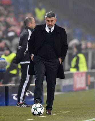 FUSSBALL CHAMPIONS LEAGUE SAISON 2016 2017 GRUPPENPHASE FC Basel - Arsenal London 06.12.2016 Trainer Urs Fischer (FC Basel) mit Ball 