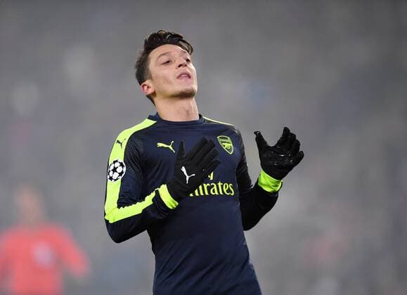 FUSSBALL CHAMPIONS LEAGUE SAISON 2016 2017 GRUPPENPHASE FC Basel - Arsenal London 06.12.2016 Mesut Oezil (Arsenal) nachdenklich 
