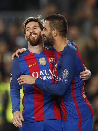 Fußball, CL, FC Barcelona - Borussia Mönchengladbach, Hattrick von Arda Turan (L-R) Lionel Messi of FC Barcelona Barca Arda Turan of FC Barcelonaduring the UEFA Champions League group C match between FC Barcelona and Borussia Monchengladbach on December 06, 2016 at the Camp Nou stadium in Barcelona, Spain. FC Barcelona v Borussia Monchengladbach UEFA Champions League 2016 2017 xVIxxIVx 6716326