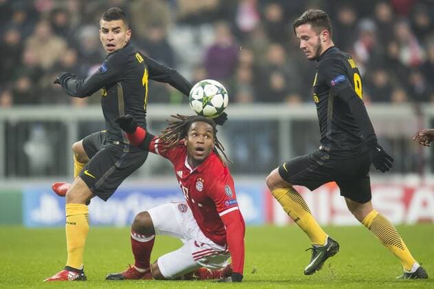 GER, UEFA CL, FC Bayern Muenchen (GER) vs Atletico Madrid (ESP) 06.12.2016, Allianz Arena, Muenchen, GER, UEFA CL, FC Bayern Muenchen (GER) vs Atletico Madrid (ESP) , Gruppe D, im Bild Angel Corres (Atletico 11) Renato Sanches (FCB 35) und Matias Kranevitter (Atletico 8) Foto © nordphoto Straubmeier nordphotox xStraubmeier