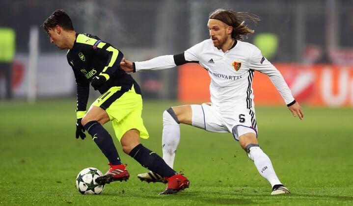 Fußball, CL, FC Basel - FC Arsenal SOCCER - CL, Basel vs Arsenal BASEL,SWITZERLAND,06.DEC.16 - SOCCER - UEFA Champions League, group stage, FC Basel vs Arsenal FC. Image shows Mesut Ozil (Arsenal) and Michael Lang (Basel). GEPAxpictures xMatthiasxHauer