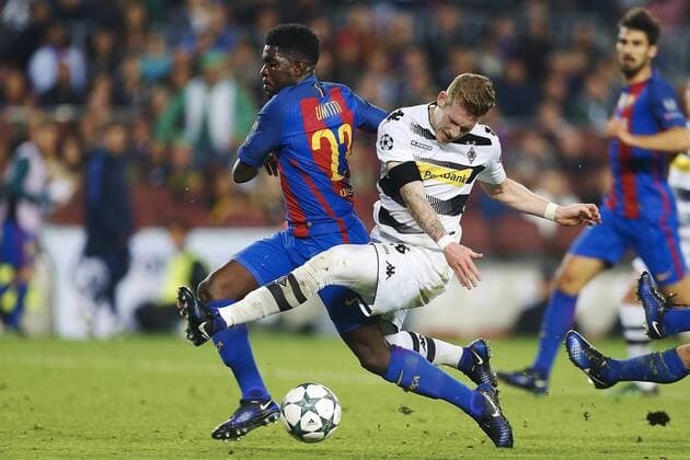 Fußball, CL, FC Barcelona - Borussia Mönchengladbach Borussia Monchengladbach s German striker Andre Hahn (R) fights for the ball with FC Barcelona Barca s French defender Samuel Umtiti during the Champions League 6th round match at Camp Nou stadium in Barcelona, Catalonia, Spain, 06 December 2016. BARCELONA VS. BORUSSIA MONCHENGLADBACH !ACHTUNG: NUR REDAKTIONELLE NUTZUNG!  BCN001 20161206-636166603241288490