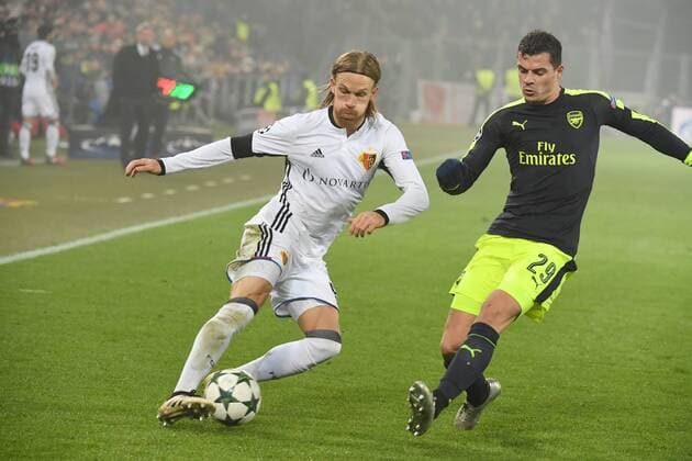 Fußball, CL, FC Basel - FC Arsenal 06.12.2016 Basel St.Jakob Park Fussball Herren Saison 2016 2017 Champions League FC Basel - Arsenal FC Bid zeigt Michael Lang (FC BASEL) li. gegen Granit Xhaka Aktion Zweikampf 