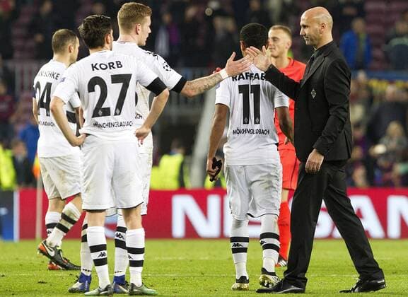 Fußball, CL, FC Barcelona - Borussia Mönchengladbach Borussia Monchengladbach s coach Andre Schubert (R) greets his players after the Champions League 6th round match between FC Barcelona Barca and Borussia Monchengladbach at Camp Nou stadium in Barcelona, Catalonia, Spain, 06 December 2016. BARCELONA VS. BORUSSIA MONCHENGLADBACH !ACHTUNG: NUR REDAKTIONELLE NUTZUNG!  BCN001 20161206-636166625780849429