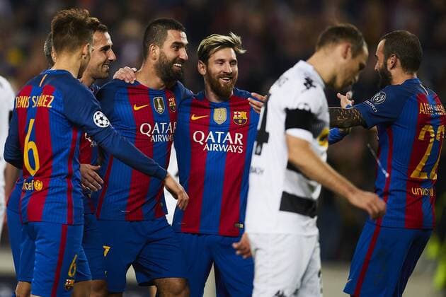 06.12.2016, xslx, Fussball UEFA Champions League, FC Barcelona Barca - Borussia Moenchengladbach, emspor, v.l. Arda Turan (FC Barcelona) 3er von Links Jubelt gemeinsan mit Lionel Messi (FC Barcelona) und Aleix Vidal (FC Barcelona) Barcelona