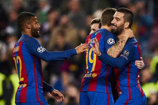 06.12.2016, xslx, Fussball UEFA Champions League, FC Barcelona Barca - Borussia Moenchengladbach, emspor, v.l. Arda Turan (FC Barcelona) 1er von Rechts Jubelt nach dem Tor zum 4-0 Barcelona