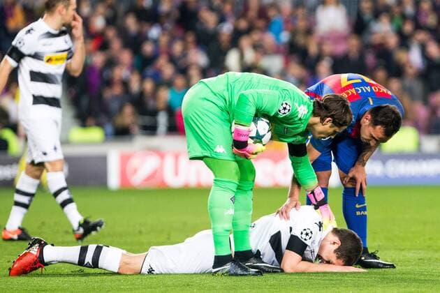 FC Barcelona Barca s Paco Alcacer, VfL Borussia Monchengladbach s Yann Sommer during Champions League match between Futbol Club Barcelona and VfL Borussia Mönchengladbach at Camp Nou Stadium in Barcelona , Spain. December 06, 2016.  (20161206033)