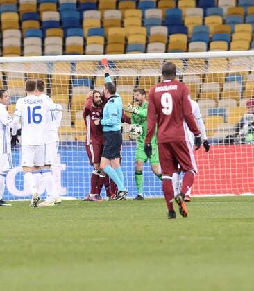 Fußball, CL, Dynamo Kiew - Besiktas Istanbul UEFA Champions League Group B match between Dynamo Kiev and Besiktas at NSK Olympiyskiy Stadium in Kiev , Ukraine , December 06 , 2016. Pictured Referee Craig Thomson and Andreas Beck of Besiktas. 