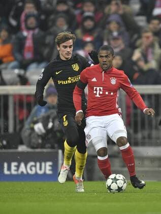 Zweikampf, Aktion Antoine Griezmann Atletico Madrid (links) gegen Douglas Costa FC Bayern München Champions League CL Gruppenphase FC Bayern München FCB vs Atletico Madrid 06.12.2016