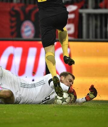 Torwart Manuel Neuer FC Bayern München Aktion klärt vor Angreifer Champions League CL Gruppenphase FC Bayern München FCB vs Atletico Madrid 06.12.2016