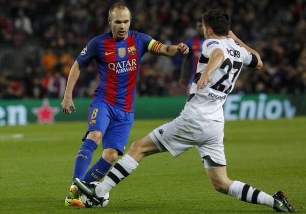 BARCELONA, Dec. 6, 2016 -- Barcelona s Andres Iniesta (L) vies with Borussia Monchengladbach s Julian Korb during the UEFA Champions League match at Camp Nou stadium in Barcelona, Spain, Dec. 6, 2016. Barcelona won 4-0. ) (SP)SPAIN-BARCELONA-SOCCER-BARCELONA VS BORUSSIA MONCHENGLADBACH PauxBarrena 