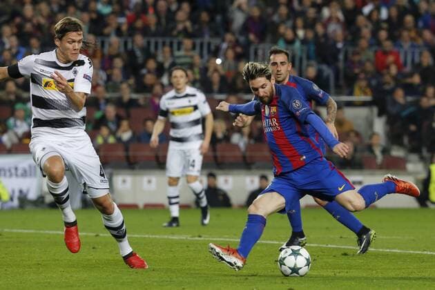 BARCELONA, Dec. 6, 2016 -- Barcelona s Lionel Messi kicks the ball during the UEFA Champions League match against Borussia Monchengladbach at Camp Nou stadium in Barcelona, Spain, Dec. 6, 2016. Barcelona won 4-0. ) (SP)SPAIN-BARCELONA-SOCCER-BARCELONA VS BORUSSIA MONCHENGLADBACH PauxBarrena 