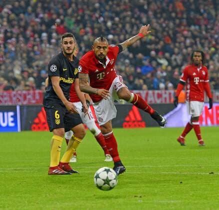 06.12.2016, Fussball Champions-League 2016 2017, Vorrunde 6.Spieltag, FC Bayern München - Atletico Madrid, in der Allianzarena München. v.li: Koke (Atletico Madrid) gegen Arturo Vidal (FC Bayern München). 