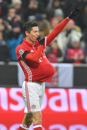 Torjubel Robert LEWANDOWSKI (Bayern Muenchen) nach Tor zum 1-0 mit Ball unter dem Trikot,lutscht Daumen,Babybauch. Jubel,Freude,Begeisterung, ,Aktion,Einzelbild,angeschnittenes Einzelmotiv,Halbfigur,halbe Figur. FC Bayern Muenchen-Atletico Madrid 1-0. Fussball Champions League Gruppenphase am 06.12..2016. A L L I A N Z A R E N A.