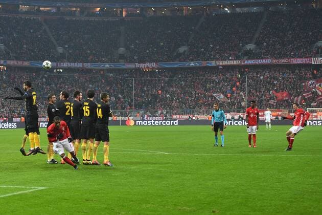 Robert LEWANDOWSKI (Bayern Muenchen) schiesst per Freistoss das Tor zum 1-0,Aktion,Torschuss. FC Bayern Muenchen-Atletico Madrid 1-0. Fussball Champions League Gruppenphase am 06.12..2016. A L L I A N Z A R E N A.