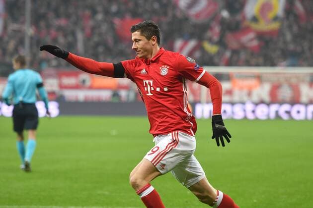 Robert LEWANDOWSKI (Bayern Muenchen),Torjubel,Jubel,Freude,Begeisterung, nach Tor zujm 1-0, Aktion,Einzelbild,angeschnittenes Einzelmotiv, Halbfigur,halbe Figur. FC Bayern Muenchen-Atletico Madrid 1-0. Fussball Champions League Gruppenphase am 06.12..2016. A L L I A N Z A R E N A.
