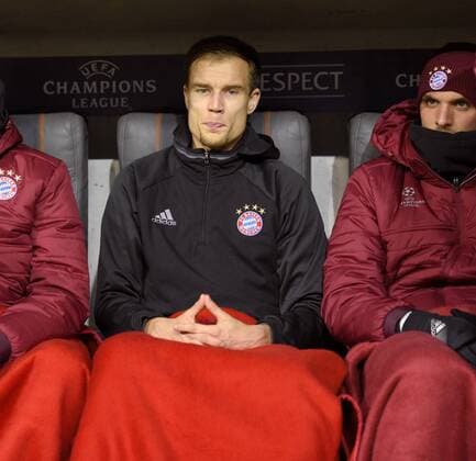 06.12.2016, Fussball Champions-League 2016 2017, Vorrunde 6.Spieltag, FC Bayern München - Atletico Madrid, in der Allianzarena München. Holger Badstuber (FC Bayern München) auf der Bank. 