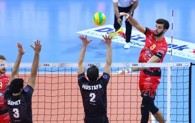 Halkbank (Turkey) vs Sir Sicoma Colussi Perugia (Italy) the CEV Men s European Champions League Volleyball match, December 7, 2016 in Ankara, Turkey. (  Copyright: MertxBulentxUcmax-xDepoxPhotos 15577188
