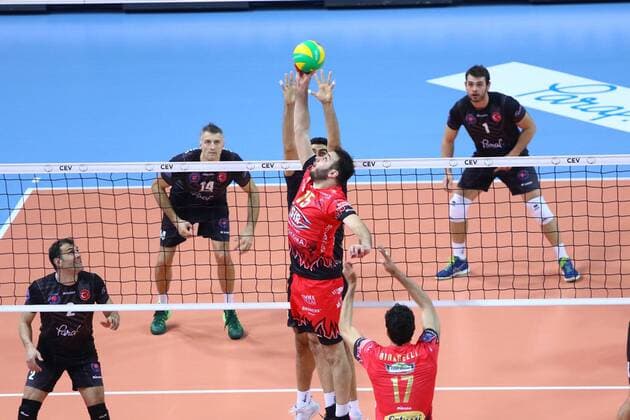 Halkbank (Turkey) vs Sir Sicoma Colussi Perugia (Italy) the CEV Men s European Champions League Volleyball match, December 7, 2016 in Ankara, Turkey. (  Copyright: MertxBulentxUcmax-xDepoxPhotos 15577190