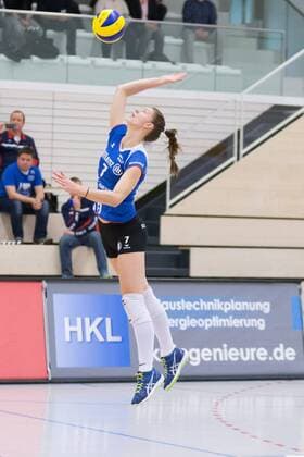 Renata Sandor (Allianz MTV Stuttgart, 7) bei der Angabe, Volleyball, Volleyball-Bundesliga Frauen, Schwarz-Weiß Erfurt - Allianz MTV Stuttgart, xprx