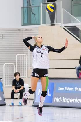 Liis Kullerkann (Schwarz-Weiß Erfurt, 5) bei der Angabe, Volleyball, Volleyball-Bundesliga Frauen, Schwarz-Weiß Erfurt - Allianz MTV Stuttgart, xprx