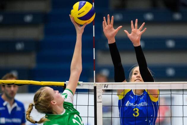 07.12.2016, Halle Berg Fidel, Muenster Volleyball, Bundesliga Frauen, Normalrunde, USC Münster Muenster vs. Schweriner SC Angriff Hanna Orthmann ( 12 Muenster) - Block Louisa Lippmann ( 3 Schwerin)