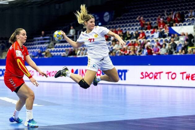 Majda Mehmedovic (Nr. 77, Montenegro) beim Kempa-Trick. Tschechien vs. Montenegro, Preliminary Round, EHF Euro 2016, Handball, 07.12.16 Malmoe Scania Sweden Isstadion Copyright: xAgentur54Gradx xFelixxKoenigx