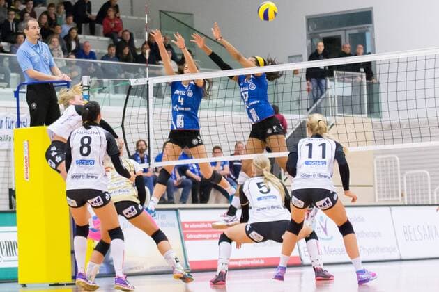 Valerie Nicole Nichol (Allianz MTV Stuttgart, 4) und Nia Grant (Allianz MTV Stuttgart, 17) verpassen den Block, Volleyball, Volleyball-Bundesliga Frauen, Schwarz-Weiß Erfurt - Allianz MTV Stuttgart, xprx