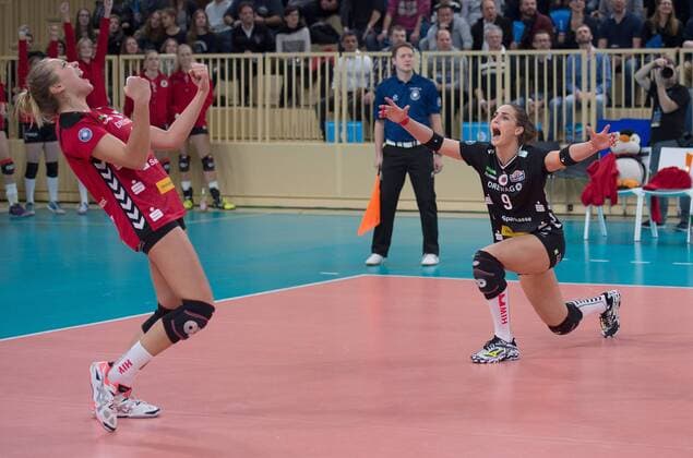 VOLLEYBALL - 1. BUNDESLIGA FRAUEN - 07.12.2016, VC WIESBADEN vs. DRESDNER SC, (VCW), (DSC), Katharina Schwabe, Myrthe Schoot -