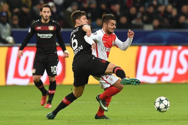 Fußball Champions League Gruppenphase 6. Spieltag Bayer Leverkusen - AS Monaco am 07.12.2016 in der BayArena in Leverkusen Aleksandar Dragovic ( Leverkusen ), vorne - Coretin Jean ( Monaco ), hinten xRx