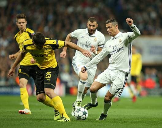 07.12.2016, Fussball Champions-League 2016 2017, Vorrunde 6.Spieltag, Real Madrid - Borussia Dortmund im Estadio Santiago Bernabeu Madrid (Spanien). v.l. Sokratis Papastathopoulos (Dortmund) gegen Cristiano Ronaldo (Real Madrid) 