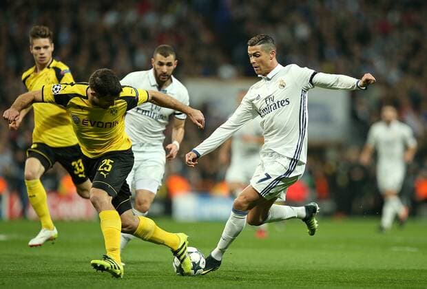 07.12.2016, Fussball Champions-League 2016 2017, Vorrunde 6.Spieltag, Real Madrid - Borussia Dortmund im Estadio Santiago Bernabeu Madrid (Spanien). v.l. Sokratis Papastathopoulos (Dortmund) gegen Cristiano Ronaldo (Real Madrid) 