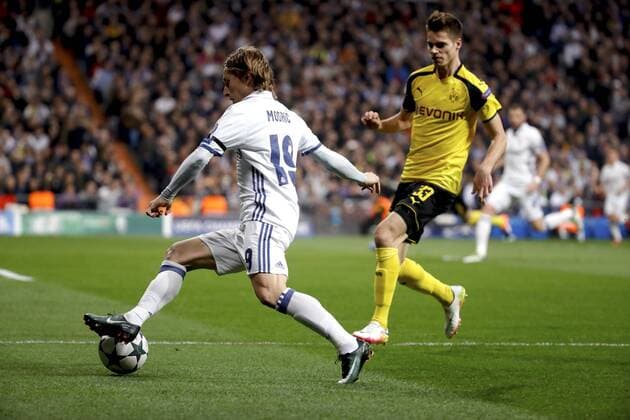 Real Madrid s Croatian midfielder Luka Modric (L) fights for the ball against Borussia Dortmund s German midfielder Julian Weigl during their UEFA Champions League 6th round match at Santiago Bernabeu stadium in Madrid, Spain, 07 December 2016. REAL MADRID VS. BORUSIA DORTMUND !ACHTUNG: NUR REDAKTIONELLE NUTZUNG!  MAD001 20161207-636167423532874630
