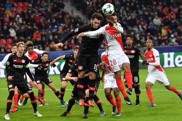 GER, Bayer 04 Leverkusen (GER) vs. AS Monaco (FRA) 07.12.2016, BayArena, Leverkusen, Gruppe E, GER, Bayer 04 Leverkusen (GER) vs. AS Monaco (FRA) im Bild: Kopfballduell Hakan Calhanoglu (Leverkusen 10), gegen CORENTIN JEAN (AS Monaco 28) Foto © nordphoto Meuter nordphotox xMeuter