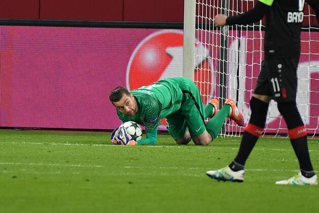 GER, Bayer 04 Leverkusen (GER) vs. AS Monaco (FRA) 07.12.2016, BayArena, Leverkusen, Gruppe E, GER, Bayer 04 Leverkusen (GER) vs. AS Monaco (FRA) im Bild: Torwart MORGAN DE SANCTIS (AS Monaco 16) hält einen Torschuß von Chicharito Javier Hernandez (Leverkusen 7), ( nicht im Bild Foto © nordphoto Meuter nordphotox xMeuter